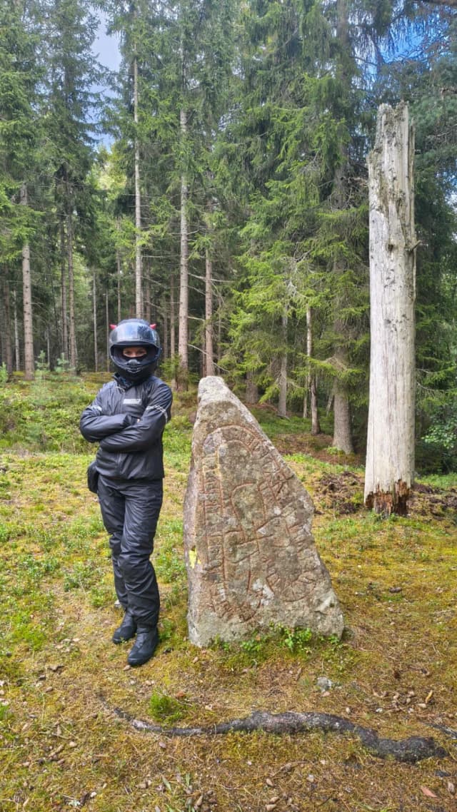 Rysunki skalne i kamień runiczny